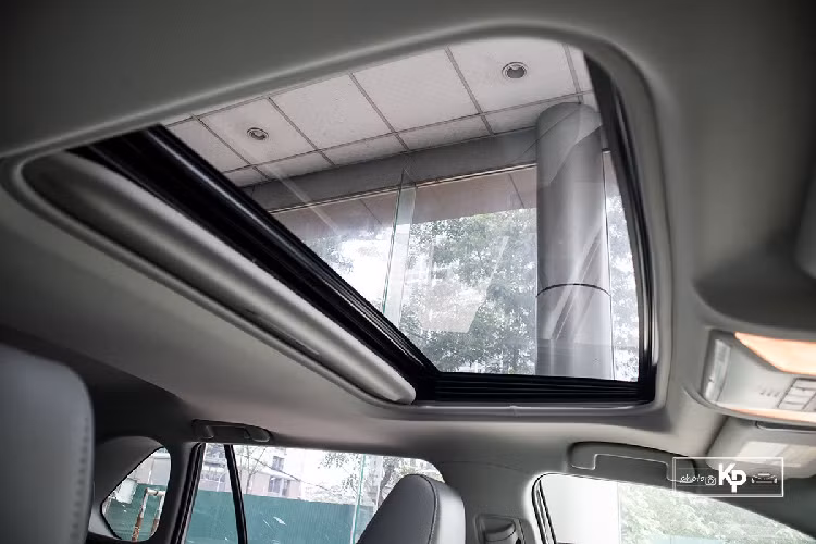 Nếu như phiên bản LE, vô-lăng Toyota RAV4 sử dụng chất liệu nhựa thì sang đến bản XLE, nhà sản xuất đã bọc da khu vực này mang đến cảm giác cao cấp hơn. Đồng thời, các phím bấm chức năng cũng ngập tràn trên phiên bản cao cấp Toyota RAV4 XLE, trong đó tính năng cảnh báo báo va chạm trước, cảnh báo lệch làn và ga hành trình thích ứng.