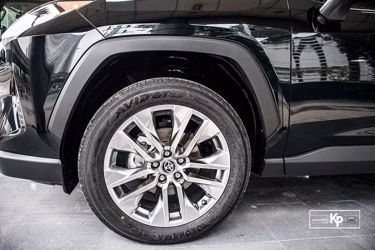 Thoạt nhìn phần đầu xe, rất khó để phân biệt phiên bản tiêu chuẩn hay cao cấp của Toyota RAV4 2021 bởi chúng được thiết kế khá tương đồng. Riêng phiên bản Toyota RAV4 XLE 2021 này, xe được trang bị đèn sương mù tạo thành hốc gió, trong khi bản tiêu chuẩn đã bị lược bỏ. Trong khi đó, cụm đèn pha của Toyota RAV4 2021 sử dụng công nghệ LED toàn phần với tính năng tự động bật/tắt hay điều chỉnh góc chiếu.