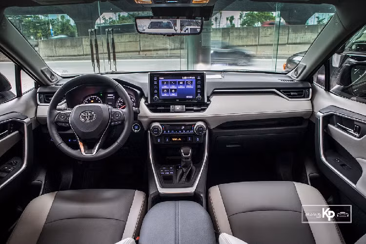 Ở phía sau, phong cách thiết kế hiện đại được thể hiện rõ nét trên Toyota RAV4 XLE 2021 với dáng vẻ cân đối. Ấn tượng nhất ở đây phải kể đến cụm đèn hậu LED nổi khối như nhiều thiết kế đèn trên các sản phẩm của Toyota bán tại Việt Nam trong thời gian gần đây. Ngoài ra, xe còn được trang bị ống xả đôi cân xứng và nhiều tính năng an toàn khác như camera/cảm biến lùi...
