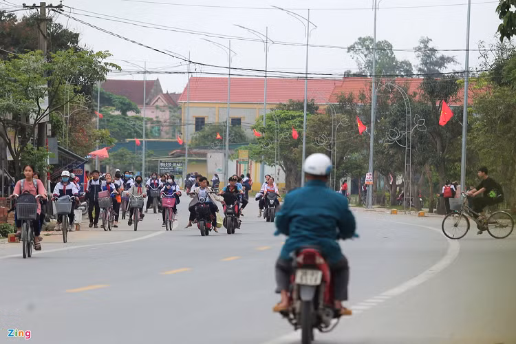 Ông Trần Anh Khoa, Chủ tịch UBND xã Xuân Yên, huyện Nghi Xuân, cho biết đường ven biển qua địa bàn kéo dài hơn 2 km. Tuy nhiên, hơn 8 tháng, kể từ khi đường được khai thác, địa bàn đã xảy ra 15 vụ tai nạn nghiêm trọng. 
