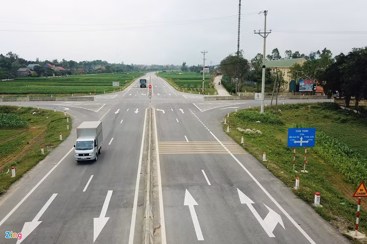 Dọc tuyến đường này có gần 100 điểm giao cắt, đường ngang dân sinh, trong đó có 20 điểm được đánh giá nguy hiểm, nguy cơ xảy ra tai nạn cao. Tuyến đường chưa có hệ thống đèn tín hiệu, giới hạn tốc độ, cảnh báo nguy hiểm. Theo người dân địa phương, gần một năm đường thông tuyến, đã có hàng chục vụ tai nạn nghiêm trọng xảy ra.