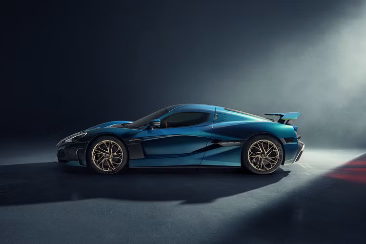 So với bản concept, siêu xe điện Rimac Revera có nhiều thay đổi về thân xe và thiết kế tính khí động học, mang lại hiệu quả khí động học cải thiện tới 34%. Cụ thể, nhà sản xuất thiết kế lại nắp capo, hình dáng trụ A, B, bộ khuếch tán gió, bộ chia gió, bộ tản nhiệt nhằm cải thiện luồng không khí và lực ép thân xe xuống mặt đường.
