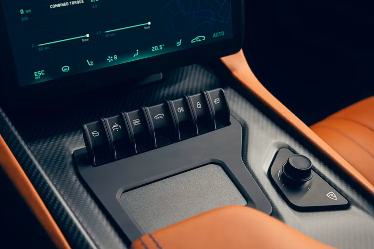 Rimac muốn Nevera là sự kết hợp giữa một chiếc xe đi lại hàng ngày cùng độ chính xác tuyệt hảo ở một mẫu xe đua và đó là lý do tại sao các kĩ sư đã làm việc rất tích cực để hiệu chỉnh các chế độ lái khác nhau cho phù hợp. Tổng cộng, có bảy chế độ lái để người lái lựa chọn, bao gồm Sport, Drift, Comfort, Range, Track và hai chế độ tùy chỉnh cho phép người lái kết hợp các đặc điểm khác nhau theo sở thích.