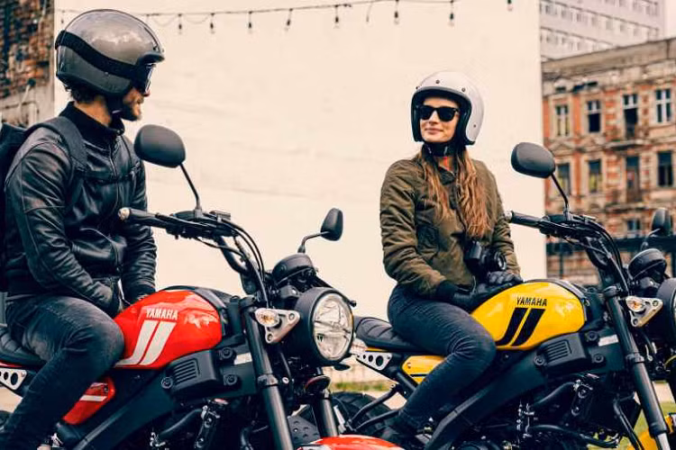 Dòng xe Sport Hertitage của Yamaha ở Việt Nam chỉ có duy nhất đại diện XSR 900 được bán chính hãng từ cuối năm 2018. Trong khi đó XSR 155 chỉ được phân phối qua các đại lý nhập khẩu xe tư nhân với mức giá trên dưới 80 triệu đồng.