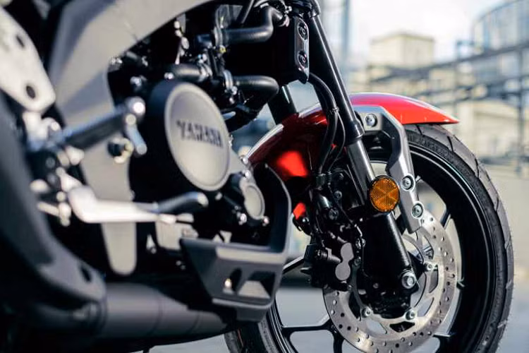 Yamaha XSR 125 sở hữu động cơ SOHC 125 cc, làm mát bằng chất lỏng, có công suất 14,7 mã lực tại 10.000 vòng/phút, mô-men xoắn cực đại 11,5 Nm tại 8.000 vòng/phút. Xe được trang bị hệ thống van biến thiên VVA, trọng lượng ướt 140 kg.