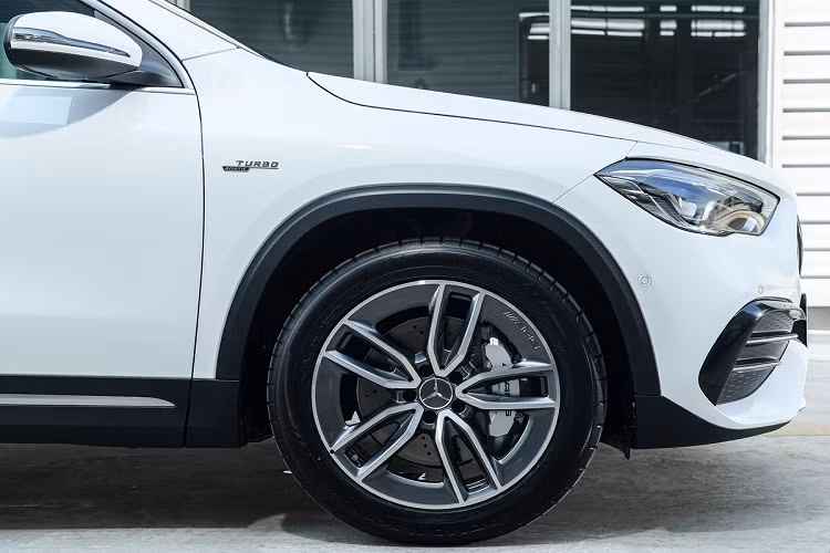 Hộp số ly hợp kép AMG Speedshift DCT 8G là hộp số mới nhất, lần đầu tiên được áp dụng trên dòng GLA. Hộp số này do Mercedes-AMG phát triển từ công nghệ đường đua. Nhờ đó, xe có thêm chức năng Race Start giúp khởi động và bứt tốc tốt hơn.