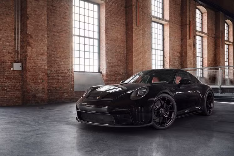 Theo Porsche Exclusive Manufaktur, Porsche 911 GT3 Touring 2022 mới sẽ hoàn hảo hơn trong bộ cánh màu đen bóng đơn giản, nhấn mạnh sự huyền bí và thể thao của chiếc xe. 