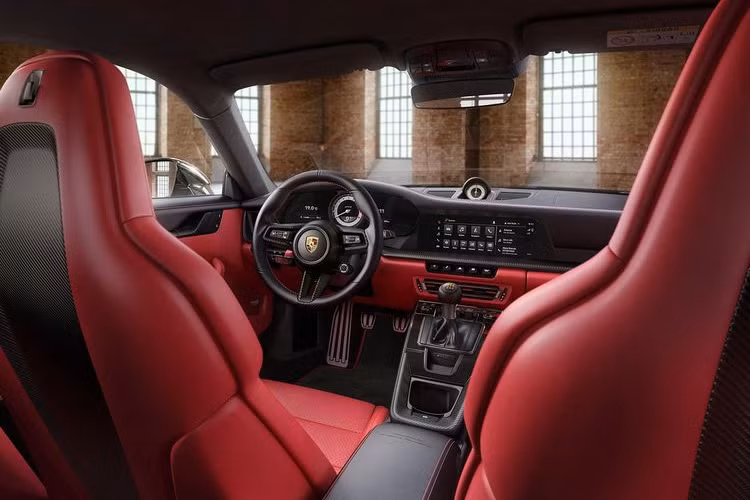 Giống như siêu xe Porsche 911 GT3 tiêu chuẩn, bản Touring 2022 cũng dùng động cơ hút khí tự nhiên 4.0L 6 xi-lanh phẳng cho công suất 502 mã lực và mô-men xoắn cực đại 469 Nm. Kết hợp với hộp số sàn 6 cấp hoặc tùy chọn ly hợp kép 7 cấp.