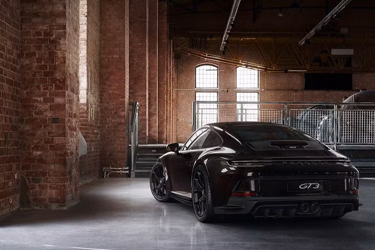 Ở bản số sàn, 911 GT3 Touring mới cần 3,7 giây để tăng tốc từ 0 - 96 km/h trong khi với cấu hình hộp số ly hợp kép, chiếc xe thể thao Đức dễ dàng làm điều tương tự chỉ với 3,2 giây. Tốc độ tối đa của 911 GT3 Touring 2022 là 320 km/h (số sàn) và 317 km/h (số ly hợp kép).