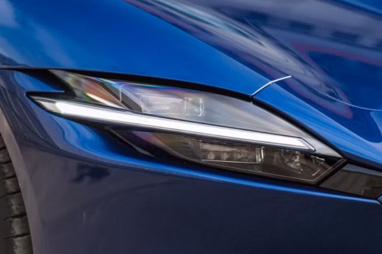 Nhìn từ thiết kế của siêu xe Ferrari Roma sẽ thấy rõ điều này, những đường nét góc cạnh kết hợp bo tròn hay vuốt cong rất sexy của những chú ngựa chồm 2 chỗ ngồi vẫn có trên Ferrari Roma. Ferrari FF và Ferrari GTC4Lusso có thiết kế đầu xe khá ổn nhưng thiết kế đuôi xe theo trường phái Grand Tourer cổ điển nên khá thô khi nhìn nửa thân sau. Cảm giác như phần đuôi xe của Ferrari FF và Ferrari GTC4Lusso như các chú ngựa bị "dị ứng" với thuốc nên phồng lên quá cỡ.
