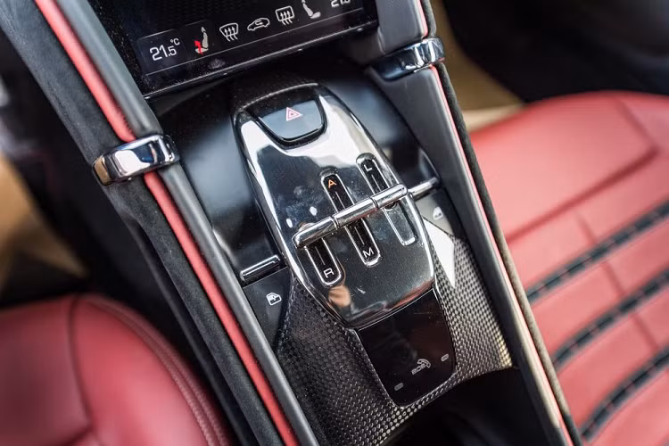 Khác với Thái Lan, siêu xe Ferrari Roma chỉ có giá trước thuế là 968.000 RM, tương đương 5,25 tỷ đồng tại Malaysia, mức giá này chưa bao gồm các tuỳ chọn cơ bản.