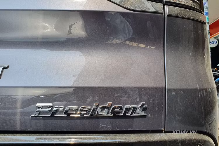 Vừa qua, đã có một chiếc VinFast President màu xám Gun Metal độc đáo xuất hiện trên phố, chiếc xe lập tức thu hút sự chú ý của mọi người xung quanh. Khác với những chiếc President màu đen chúng ta từng thấy, President màu xám này không có nhiều các chi tiết màu vàng đồng ngoại trừ logo VinFast ở đầu và đuôi xe