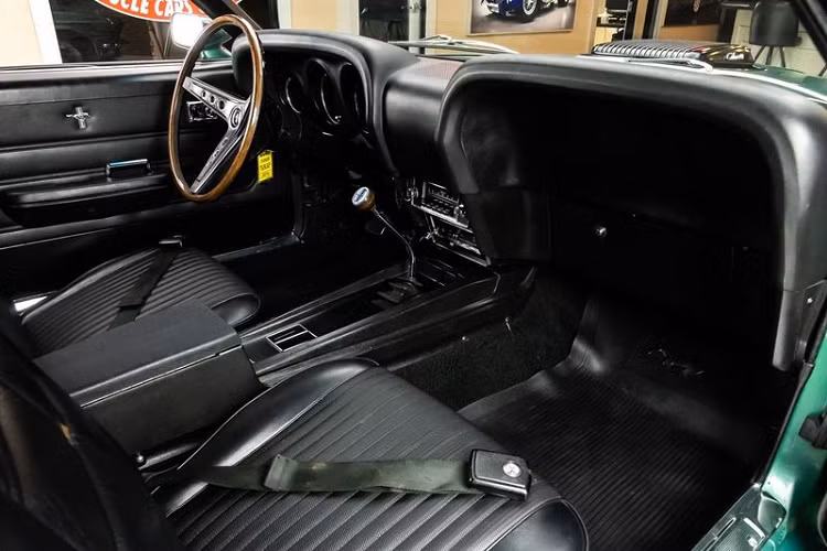 Đáng chú ý, chiếc Ford Mustang GT R-Code hơn 50 tuổi trong bài có nội thất trông như mới với băng ghế sau thể thao, thảm đen, vô lăng 3 chấu và radio AM. Bên dưới mui, Ford Mustang GT R-Code này thực sự là một chiếc Ford 428 Cobra Jet chuẩn thời kỳ, với động cơ V8 7.0L sản sinh công suất 335 mã lực và mô-men xoắn 597Nm.