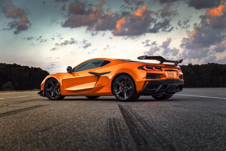 Giá xe Corvette Z06 2023 chưa công bố, xe sở hữu tới 6 màu sắc tùy chọn cho cùm phanh, 7 tùy chọn mâm xe, 3 tùy chọn ghế ngồi, 6 tùy chọn dây đai an toàn, 2 tùy chọn gói nâng cấp carbon và 1 tùy chọn gói nâng cấp các chi tiết nhôm để khách hàng có thể lựa chọn trang bị cho chiếc Corvette của mình