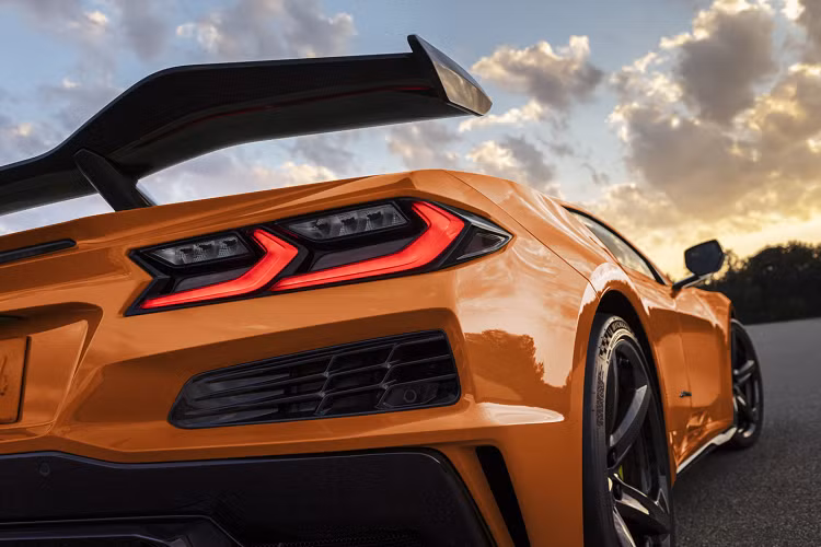 Về tổng thể, Corvette Z06 sở hữu những đường nét thiết kế hầm hố, góc cạnh hơn so với C8 nguyên bản, ngoài ra các vè bánh xe cũng đã được mở rộng nhằm phù hợp hơn với thiết kế của chiếc siêu xe hiệu năng cao. Chiều rộng của xe tăng thêm khoảng 9,4 cm so với C8 thông thường với bộ lốp có thông số lớn hơn.