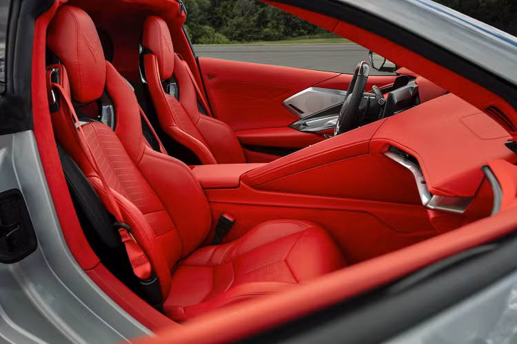 Hệ thống treo cơ bản của Corvette Stingray vẫn được sử dụng trên Z06 nhưng đã được tinh chỉnh sao cho phù hợp hơn với xe. Tuy nhiên, xe vẫn được trang bị hệ thống Magnetic Selective Ride Control 4.0 để có thể điều chỉnh phù hợp với điều kiện vận hành trên đường phố. Để giảm trọng lượng, Chevrolet cũng cung cấp tùy chọn bộ mâm xe bằng sợi carbon có thể giúp giảm khoảng 18,6 kg.