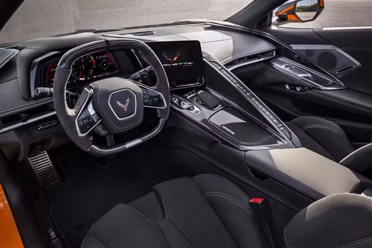Chủ tịch General Motors Mark Reuss cho biết: “Corvette Z06 mới giúp viết lại định nghĩa về siêu xe Mỹ. Mẫu xe đã được xây dựng dựa trên thiết kế đặc biệt với các chi tiết khí động học, các trang bị kỹ thuật đặc biệt dành riêng cho Corvette động cơ đặt giữa nhằm đem lại khả năng vận hành trên đường đua ấn tượng với hiệu năng thuôc tầm đẳng cấp trên thế giới.”