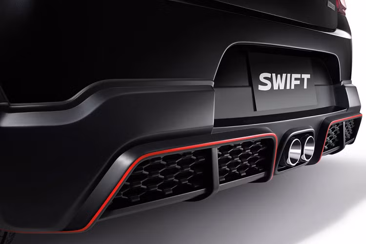 Bộ body kit độ Suzuki Swift GL Plus 2021 bao gồm cánh lướt gió trên đầu xe, nối liền với ốp cua lốp màu đen, thanh ba-bô-lê bên sườn, cánh gió sau được thiết kế dưới dạng bộ khuếch tán gió, cánh gió mui tích hợp đèn phanh thứ ba, ăng-ten hình vây cá trên nóc, bộ đề-can mới và 2 đầu ống xả giả chỉ có tác dụng trang trí. Vành của xe có đường kính 15 inch, đi kèm ốp la-zăng và lốp 175/65 R15.