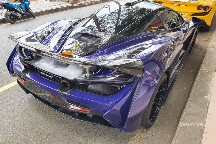 Bodykit Novitec N-Largo giúp thân xe của 720S rộng hơn đến 30 mm ở vòm bánh trước và lên đến 65 mm ở vòng bánh sau. Cụ thể, gói này bao gồm cặp hốc gió mở rộng hai bên hông, cản trước mới với hai hốc gió lớn, nắp ca-pô phong cách Senna, vòm bánh xe có thêm khe gió và mui xe được bổ sung một ống dẫn khí.