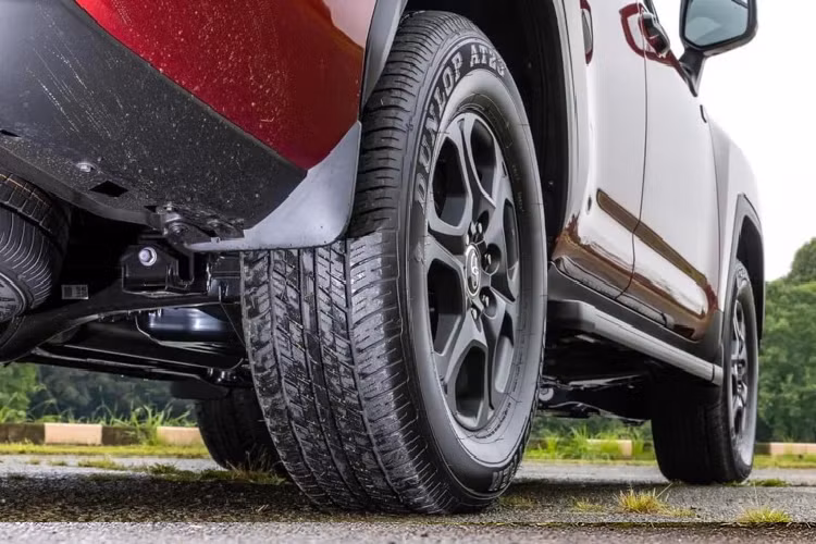Để hỗ trợ vận hành vượt địa hình linh hoạt, Land Cruiser GR Sport 2022 cũng được tinh chỉnh hệ thống treo. Cụ thể, xe sử dụng hệ thống treo với bộ lò xo cuộn và giảm chấn đơn giản, nhưng đi kèm cặp thanh cân bằng tự động ngắt kết nối được gọi là KDSS (Kinetic Dynamic Suspension System - Hệ thống giảm xóc thủy lực động lực học).