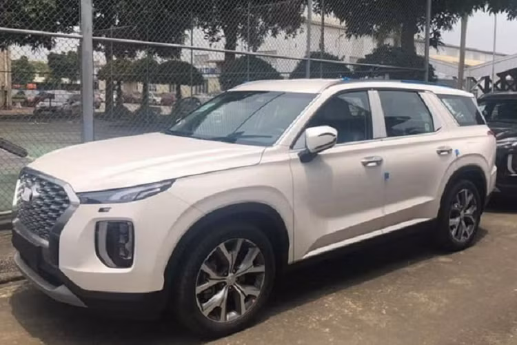 Bên cạnh nhiều công nghệ tiện nghi giải trí và hỗ trợ lái như kiểm soát hành trình thông minh, điều hướng, cảnh báo phương tiện cắt ngang khi lùi (RCCA), cảnh báo người lái mất tập trung (DAW), đèn pha hỗ trợ chiếu xa - High Beam Assist (HBA), camera 360 độ và hơn nữa.