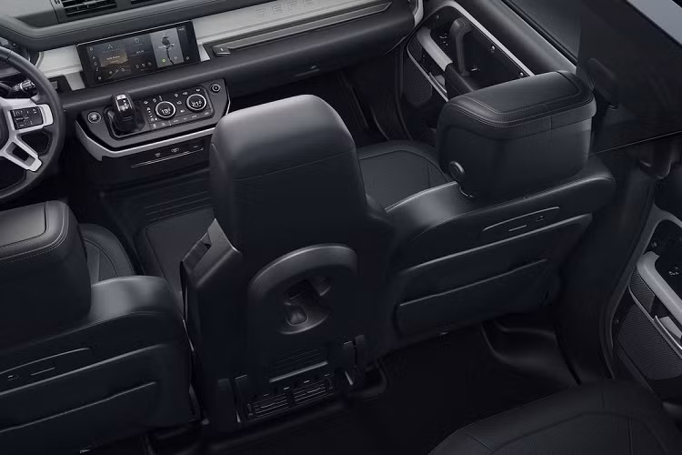 Tùy theo sở thích, người dùng nhắm đến Land Rover Defender 90 2021 có thể lựa chọn cấu hình tối đa 6 chỗ ngồi gồm 5 chỗ cơ bản và 1 ghế ngồi bổ sung đặt chính giữa hàng ghế trước Tuy nhiên, nếu lựa chọn cấu hình này người dùng sẽ phải mua kèm bộ gương chiếu hậu điện tử hiển thị từ camera lùi. Ngoài ra, mẫu SUV hạng sang này cũng có 4 gói phụ kiện bao gồm: Explorer (Thám hiểm), Adventure (Phiêu lưu), Country (Đồng quê) và Urban (Đô thị).
