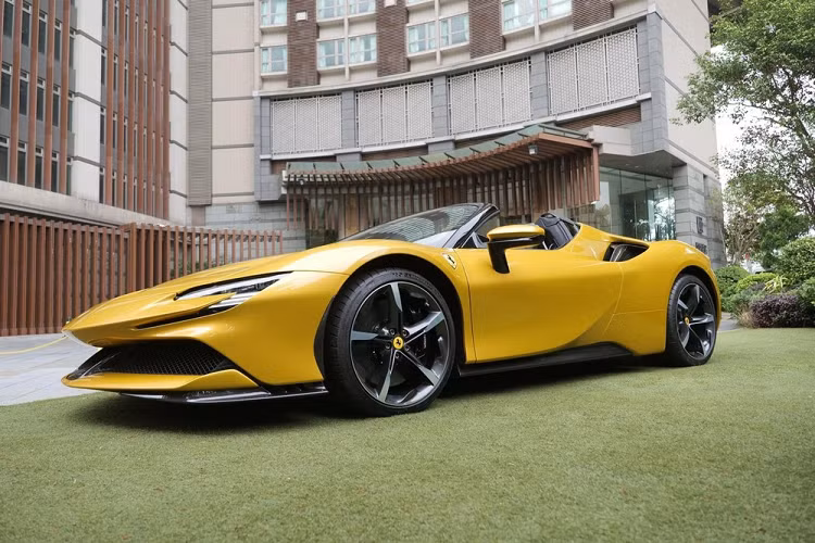 Biến đổi Ferrari SF90 trở thành một chiếc mui trần đã khiến xe nặng hơn 100 kg vì phụ tùng gia cố khung thân vỏ cần thiết và cả cơ chế thu mui đặc biệt. Do vậy, tổng trọng lượng không tải của siêu xe Ferrari SF90 Spider bây giờ là 1.670 kg.