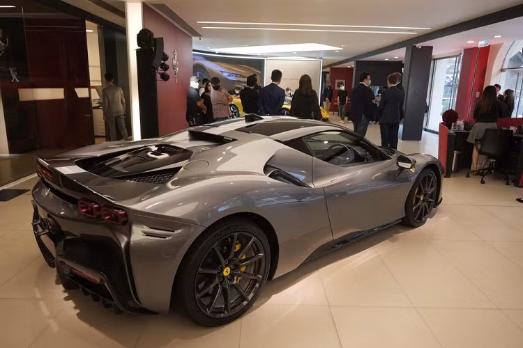 Công nghệ mui cứng thu vào mới nhất của Ferrari chỉ cần không gian thể tích 100 lít khi thu lại và nhẹ hơn 40 kg so với kiểu mui cứng thu vào thông thường nhờ sử dụng chất liệu nhôm. Nó cũng đi kèm với cửa sổ hậu điều chỉnh điện tử và cần chỉ 14 giây để vận hành.
