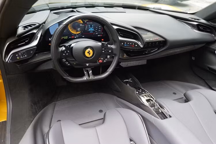 Ở Hương Cảng, giá xe Ferrari SF90 Spider là 8.829.488 HKD (tương đương 26,2 tỷ đồng). Siêu xe mui trần Ferrari SF90 Spider mới đến Hong Kong có màu vàng cát. Nội thất xe mang màu tối và sử dụng tay lái bên trái, tức xe thuộc diện trưng bày và sẽ tái xuất sau đó.