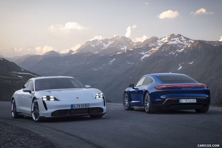 Một trong những mẫu xe mới nhất trong danh mục xe của tỷ phú Bill Gates là Porsche Taycan, mẫu xe điện đầu tiên của thương hiệu Porsche. Theo một số trang tin phương tây, chiếc Porsche Taycan của tỷ phú Bill Gates thuộc phiên bản cao nhất với trang bị sức mạnh lên tới 750 mã lực và mô-men xoắn cực đại 1.050 Nm, thời gian tăng tốc từ 0 - 100 km/h tỏng 2,8 giây.