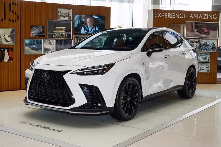 Như thông tin đã đưa, Lexus NX 2022 mới tại thị trường tỷ dân này có tổng cộng 3 phiên bản, bao gồm NX 260, NX 350h và NX 400h+. 3 phiên bản này được chia thành 10 bản trang bị với giá dao động từ 318.800 - 509.800 Nhân dân tệ (khoảng 1,11 - 1,78 tỷ đồng). Trong khi đó, Lexus NX mới tại thị trường nước ngoài có 4 phiên bản là NX 250, NX 350, NX 350h và NX 450h+. 
