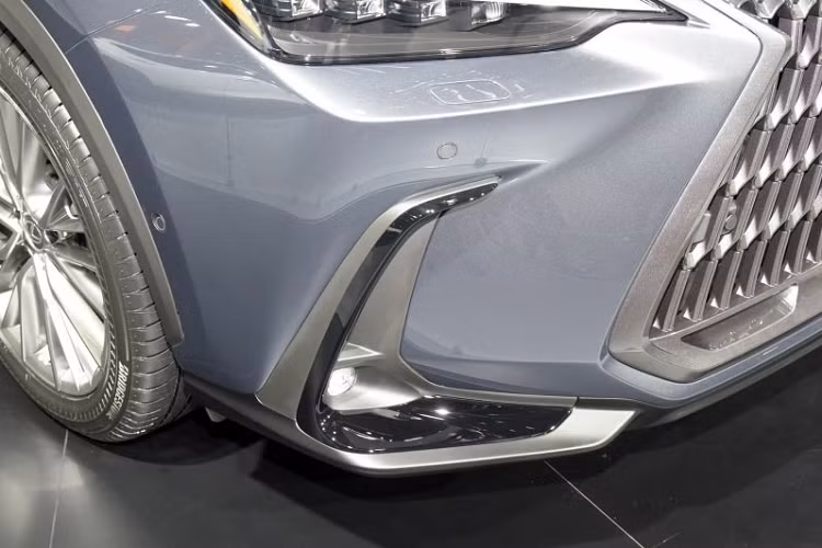 Theo thương hiệu xe sang Lexus, nếu chỉ dùng mô-tơ điện, NX 400h+ có thể chạy được 76 km. Đặc biệt, mẫu SUV hạng sang này chỉ tiêu thụ lượng xăng trung bình 1,47 lít/100 km. 