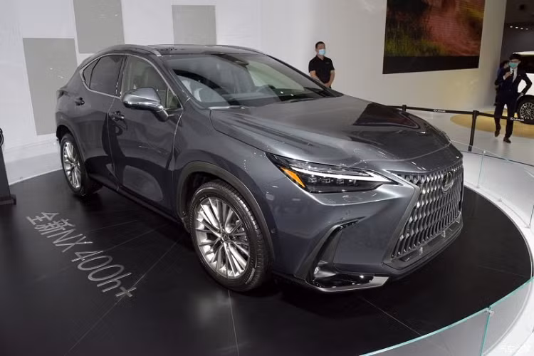 Tuy khác biệt về tên gọi nhưng các phiên bản của mẫu SUV hạng sang Lexus NX 2022 tại Trung Quốc vẫn dùng động cơ giống xe ở nước ngoài. Theo đó, Lexus NX 260 2022 được trang bị động cơ xăng 4 xi-lanh, dung tích 2.5L, kết hợp với hộp số tự động 8 cấp, tạo ra công suất tối đa 204 mã lực và mô-men xoắn cực đại 247 Nm. 