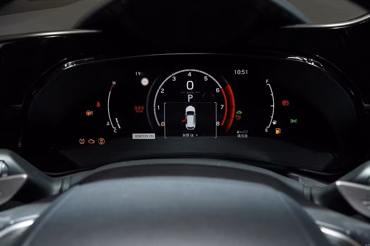Nếu được trang bị gói F Sport, Lexus NX 2022 sẽ có thêm lưới tản nhiệt riêng, cản trước/sau thể thao hơn và bộ vành hợp kim 20 inch màu đen bóng. Bước vào bên trong mẫu SUV hạng sang này, người lái sẽ thấy không gian nội thất thay đổi mạnh hơn cả ngoại thất. 