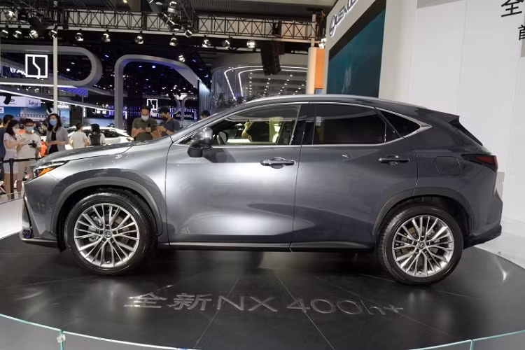 Để đảm bảo an toàn cho người dùng, Lexus NX 2022 được trang bị gói công nghệ Lexus Safety Sense+, bao gồm hệ thống ngăn va chạm sớm, hệ thống kiểm soát hành trình bằng radar, cảnh báo chệch làn đường, hỗ trợ bám làn đường, nhận biết biển báo giao thông và hỗ trợ lái xe chủ động. 