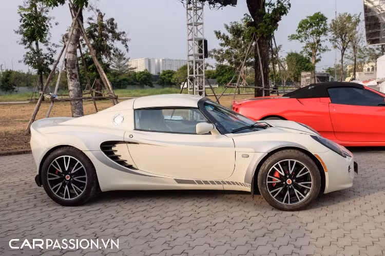 Điểm cộng lớn nhất của Lotus Elise S2 nằm ở thiết kế nhỏ gọn và linh hoạt, cụ thể, chiều dài x rộng lần lượt là 3.785 x 1.719 mm. Chiều cao thấp, chỉ hơn 1.100 mm và trục cơ sở dài 2.300 mm. Một điểm thú vị khác về mẫu xe thể thao Anh Quốc nằm ở phần mui xe có thể tháo rời bằng tay, biến Elise thành một chiếc xe mui trần thời thượng. Chưa dừng lại ở đó, ngoại thất xe được trang bị hàng loạt các chi tiết được làm từ vật liệu sợi carbon “siêu nhẹ”, bao gồm : khe chia gió hông, khe thoát khí trên nắp động cơ,…