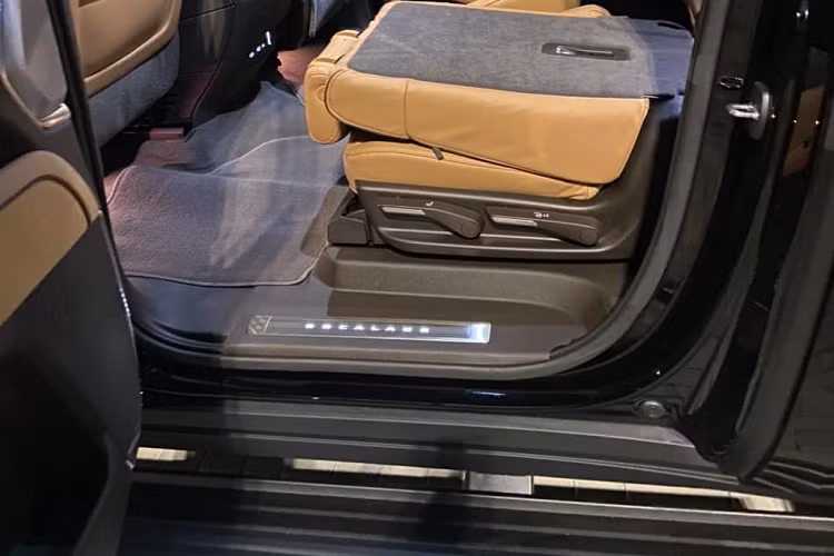 Quay trở lại với khủng long Cadillac Escalade ESV Sport mới được Hoàng Kim Khánh tậu, chiếc xe sở hữu ngoại hình cực kỳ hầm hố nhưng bên trong lại được trang bị hệ thống giải trí hàng đỉnh như màn hình OLED 38 inch hiển thị thông tin cũng như giải trí ở phía sau vô lăng, hàng ghế sau có thêm 2 màn hình giải trí 12,6 inch. 