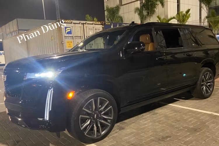 Và mới đây, thông tin do 1 người chuyên mua bán siêu xe ở Hà Nội chia sẻ còn cho thấy Hoàng Kim Khánh cưng vợ đến chừng nào. Ngay sau khi nhận thông tin đại gia thẩm mỹ muốn mua một chiếc xe vừa mạnh để mình lái cho đã, nhưng ngồi phải thật sự vừa sướng và to dài để thoải mái cũng như trong xe phải có dàn âm thanh đỉnh, người bán xe đã nhanh chóng giới thiệu Cadillac Escalade ESV Sport 2021 mới ước tính có giá trên 11,5 tỷ đồng 