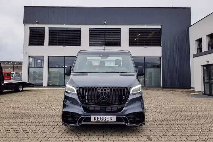 Mẫu xe cứu hộ Mercedes-Benz Sprinter 2021 mới này đã từng được giới thiệu vào hồi tháng 4 bởi hãng độ Ba Lan, Kegger. Xe được lấy cảm hứng từ Mercedes-AMG GT với thiết kế mặt lưới tản nhiệt gồm các nan dọc sơn đen mạnh mẽ, đồ họa cụm đèn pha đúng chất Mercedes cùng hai hốc hút gió lớn đặt thấp.