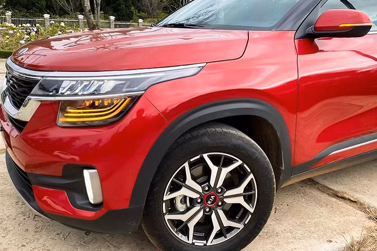 Chiếc Kia Seltos đang ráo bán trong bài viết này thuộc phiên bản Premium 1.4L Turbo cao cấp nhất. Mẫu xe này có giá bán niêm yết 719 triệu đồng, giá lăn bánh của phiên bản này rơi vào khoảng 800 triệu đồng đối với các tỉnh và khoảng 820 triệu đồng nếu đăng ký ở TP. HCM. Đấy là chưa kể các chi phí khác như đồ chơi đi kèm và chi phí bảo hiểm.