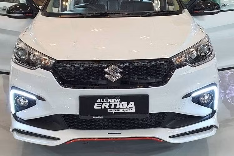 Cản sau của xe đã được thay đổi thiết kế theo phong cách thể thao hơn và đi kèm bộ khuếch tán gió màu đen. Bên trong Suzuki Ertiga Sport FF 2022 là không gian nội thất bọc da màu đen với những chi tiết ốp gỗ bóng màu nâu trên mặt táp-lô, vô lăng và hai bên cửa. Trong khi đó, ghế có thêm chỉ khâu màu đỏ trông thể thao hơn. Chưa hết, Suzuki Ertiga Sport FF 2022 còn được trang bị gương chiếu hậu kỹ thuật số mới, có thể hiển thị hình ảnh ở cả trước lẫn sau xe. 