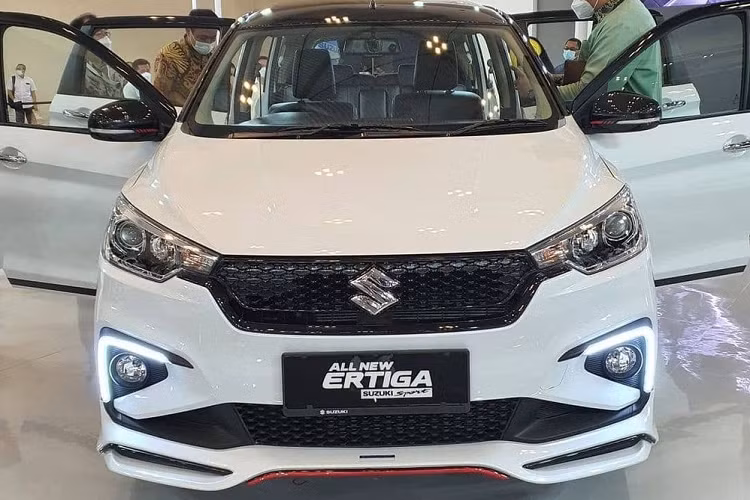 Bên cạnh đó, gương còn có thể cho người lái thấy những gì đang diễn ra phía sau xe mà không bị hành khách ngồi trên 2 hàng ghế sau chắn tầm nhìn. Nằm bên dưới nắp ca-pô của Suzuki Ertiga Sport FF 2022 vẫn là động cơ xăng 4 xi-lanh, dung tích 1.5L như bản thường. Động cơ này tạo ra công suất tối đa 105 mã lực tại tua máy 6.000 vòng/phút và mô-men xoắn cực đại 138 Nm tại tua máy 4.400 vòng/phút. Động cơ kết hợp với hộp số sàn hoặc tự động.