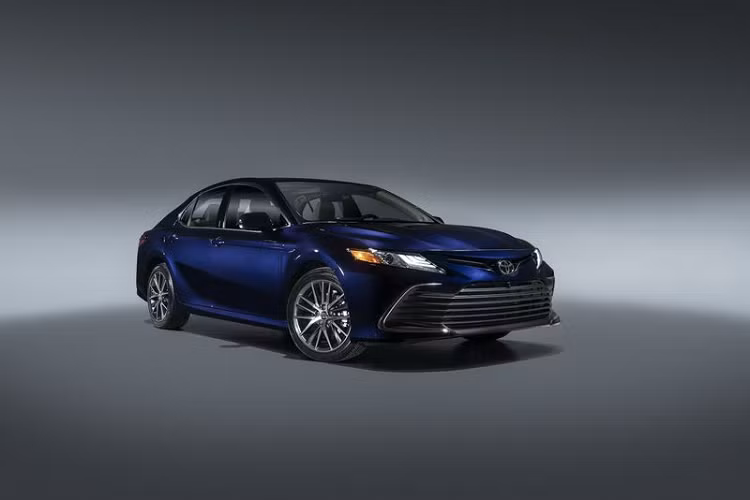 Thị trường Việt Nam hiện đang được phân phối mẫu xe sedan Toyota Camry thế hệ thứ 8 (ra mắt từ 2 năm trước). Về cơ bản, Camry facelift sắp tới cũng không có thay đổi gì nhiều ngoại trừ một số chi tiết như cản trước và sau được sửa đổi.