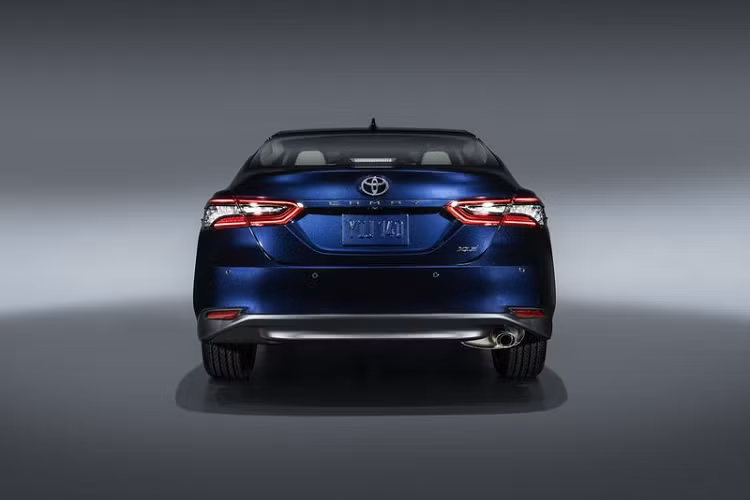 Không rõ phiên bản Camry 2021 tại Việt Nam có được cung cấp gói toàn Safety Sense 2.5+ như bản Mỹ hay không, gói này bổ sung tính năng hỗ trợ phanh tự động có phát hiện người đi bộ ban đêm và tính năng trợ lái khẩn cấp.