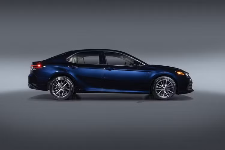 Di chuyển vào bên trong, nội thất Camry 2021 được làm mới với màn hình trung tâm đặt nổi hẳn lên trên, phiên bản phân phối tại Việt Nam sẽ có cả cửa sổ trời. Xe vẫn sẽ có màn hình 7 inch trong cụm đồng hồ đo, điều hòa tự động 3 vùng, hệ thống âm thanh JBL, phanh đỗ điện tử...