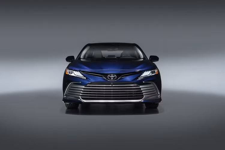 Về truyền động, hy vọng rằng Toyota Camry mới tại Việt Nam sẽ có cả bản hybrid bên cạnh hai lựa chọn truyền thống như hiện tại là 2.0L 165 mã lực và 2.5L 181 mã lực. Mức giá xe Toyota Camry 2021 mới tại Việt Nam hiện vẫn là một ẩn số.