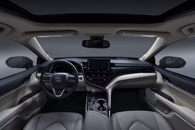 Lưới tản nhiệt của Toyota Camry 2021 mới được kéo dài sang hai bên giúp đầu xe trông rộng hơn, Hình ảnh đăng ký bản quyền cho thấy Camry 2021 tại Việt Nam cũng sẽ có mâm xe 18 inch 2 tông màu tương phản mới.