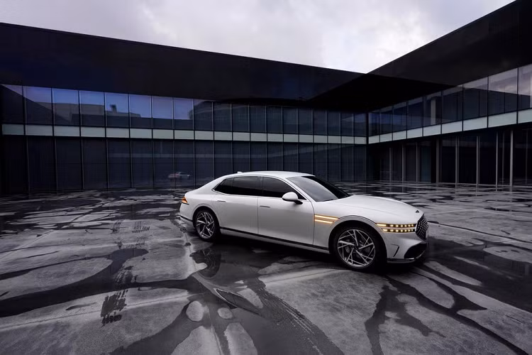 Ngoài ra, mẫu xe sedan Genesis G90 2022 còn nẹp mạ crôm bao quanh thân xe. Trong đó, nẹp mạ crôm trên cản sau tích hợp đèn phản quang nằm ngang. Cuối cùng là 2 đầu ống xả giả hình chiếc khiên giống lưới tản nhiệt.