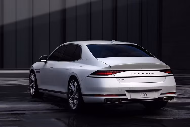 Thật bất ngờ khi Genesis G90 2022 không được trang bị cụm đèn hậu với 2 dải đèn LED song song giống trên đầu xe. Thay vào đó, mẫu sedan hạng sang này đi kèm cụm đèn hậu LED thanh mảnh và góc cạnh, nối liền với nhau. Bên dưới là một dải đèn nữa, kéo dài sang chắn bùn sau khiến đuôi xe trông như rộng hơn.