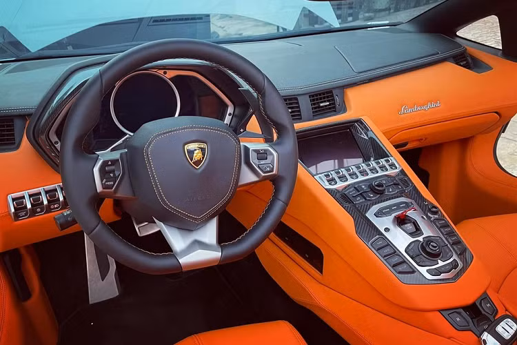 Đây là 1 trong 3 chiếc Lamborghini tại việt Nam được bọc lại da ở nội thất, 2 chiếc xe trước là Lamborghini Huracan LP610-4 và Aventador LP700-4 được độ da Alcantara đắt tiền. Giá xe Lamborghini Aventador LP700-4 mui trần mới nhất tại Việt Nam theo bảng tính giá lệ phí trước bạ được Bộ Tài Chính công bố là 37,796 tỷ đồng, tuy nhiên, dòng Aventador LP700-4 Roadster đã dừng sản xuất khá lâu nên mức giá trên thị trường xe cũ trên 12,5 tỷ đồng. 